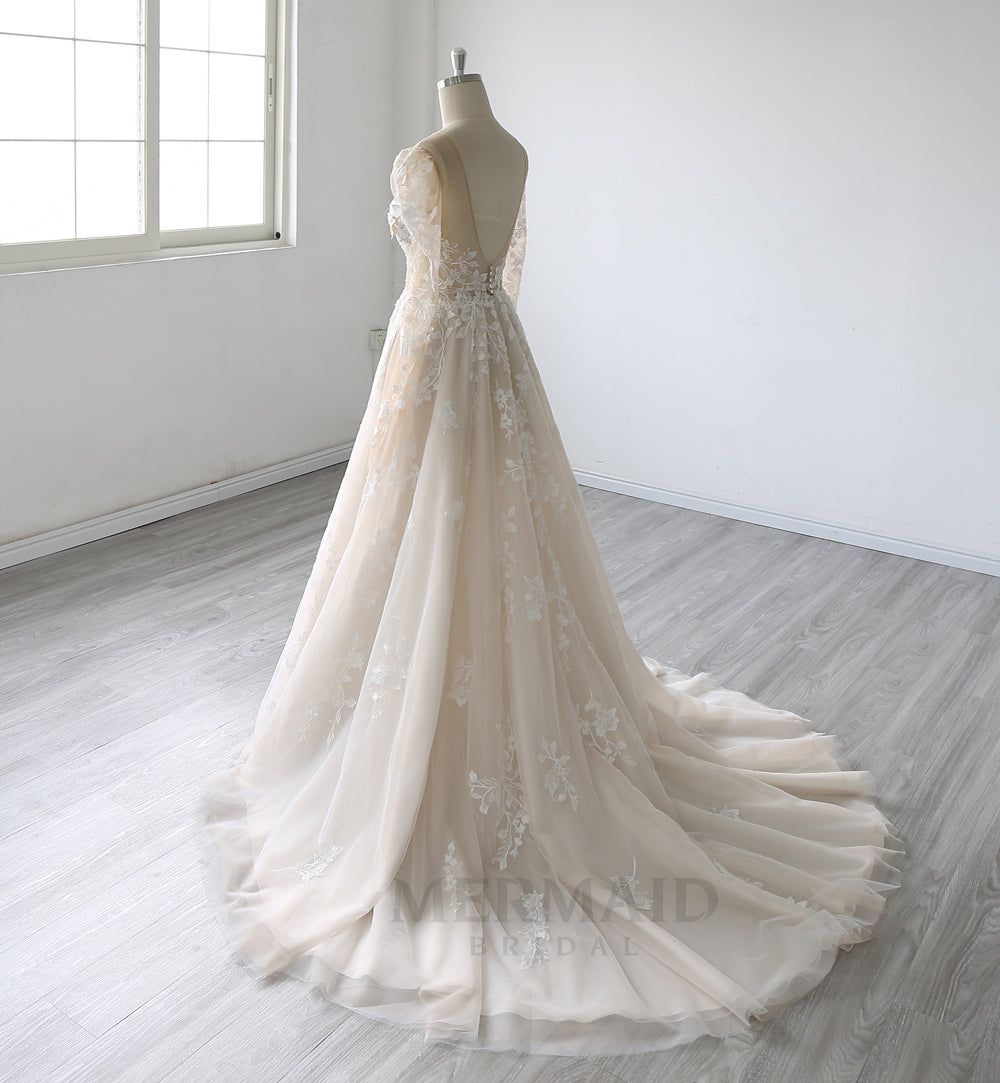Long Sleeves Scoop Neck Court Train Lace Wedding Dress 2025