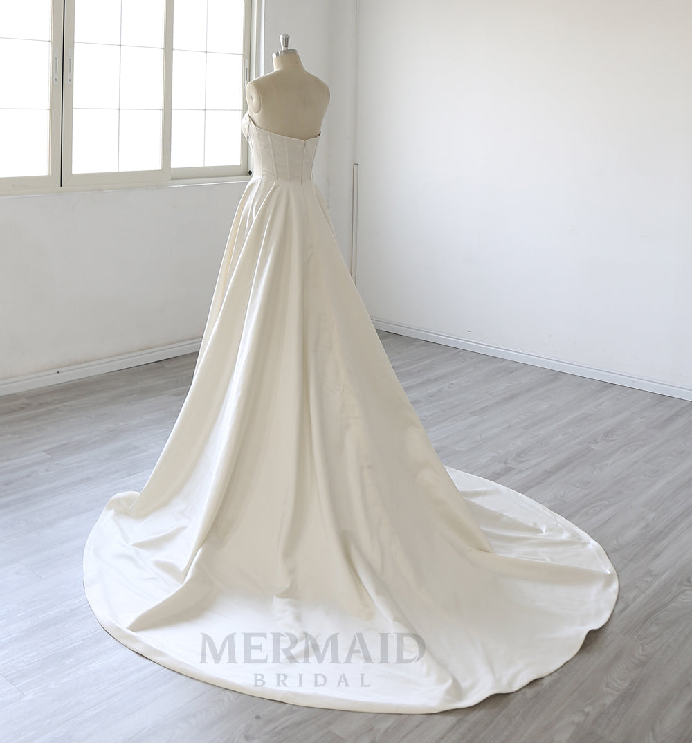 Sweetheart A Line Court Train Satin Wedding Dress 2025